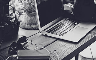 劣迹艺人“黑料”网红靠直播“钱”程似锦 专家建议 直播平台应加强监管谨慎提供展示机会