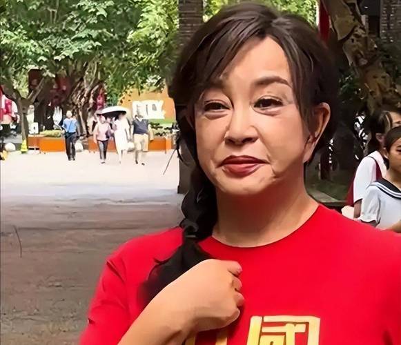 75岁刘晓庆拿奖打脸谣言！揭晓“冻龄”背后的真相