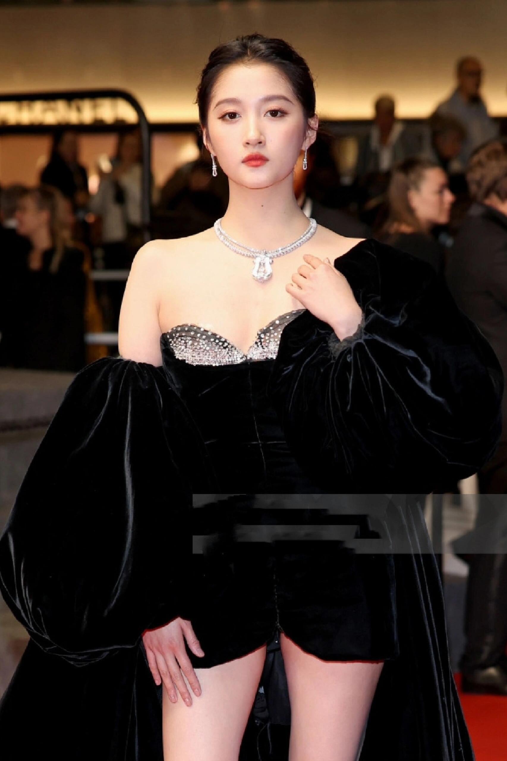 关晓彤戛纳红毯造型_Giambattista Valli 2024春夏系列黑色丝绒礼服_女明星黑色礼服