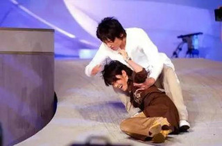 女星摔倒 红毯摔倒 明星走红毯摔倒_女明星台阶摔倒